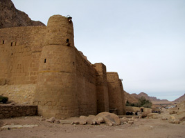 Mächtige Mauern umgeben das Klostergelände (Foto: Eichner-Ramm)