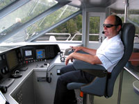 Kapitän Andrew im Cockpit der Lady Jane Franklin II