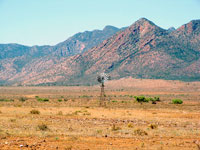 Die Viehfarmen in den Flinders Ranges zapfen mit Hilfe von Windrädern das Grundwasser an
