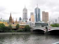 Vom Yarra River bieten sich attraktive Ausblicke auf Melbournes Innenstadt