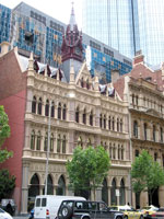 Kontraste: alte Fassaden und moderne Hochhäuser in Melbournes City