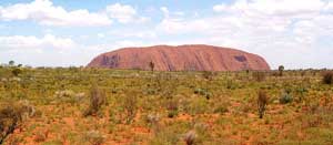 Der Uluru ragt 348 Meter aus der Ebene hervor