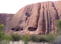 Höhlen und Furchen am Uluru