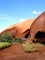 Der Mala Walk führt am Fuß des Uluru entlang