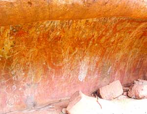 Unter Überhängen finden sich am Uluru Felszeichnungen der Anangu