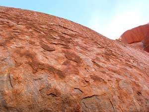 Schuppig: Die Oberfläche des Uluru ist der Erosion ausgesetzt 