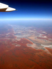 Aus der Luft wirkt das Outback fast wie ein phantasievolles Gemälde. Das Bild zeigt den Salzsee Lake Amadeus westlich von Alice Springs