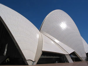 Das markante Dach der Oper ist mit weißen Kacheln gedeckt