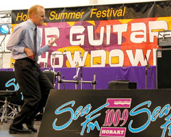 Der Bankmanager Andrew Woodberry siegte im Januar 2004 beim Air-Guitar-Wettbewerb mit der Luftgitarre