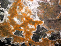 Oxidierter Fels in einer der Lava-Höhlen