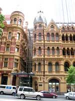 Melbourne bietet reizvolle Kontraste zwischen Altem und Neuem, wie zum Beispiel das Meridien-Hotel: hinter der alten Fassade verbirgt sich ein modernes Gebäude
