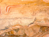 Boomerang und Emu-Spuren: Zeichnungen in den Yourambulla Caves