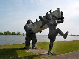 Denkmal des Bildhauers Tauno Kangro für den mythologischen Riesen Suur Tõll und seine Frau Piret, die einen guten Fang hatten (Foto: Eichner-Ramm)