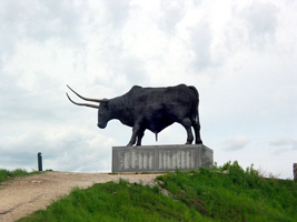 Das weithin sichtbare Stier-Denkmal ist Wahrzeichen von Rakvere (Foto: Eichner-Ramm)