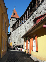Die Gasse Mueuerivahe verläuft direkt entlang der Altstadtmauer (Foto: Eichner-Ramm)