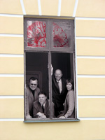 Aufgemalte Personen im Fenster (Foto: Eichner-Ramm)