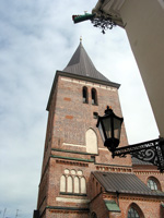 Terrakottafiguren schmücken die Jaani-Kirche (Foto: Eichner-Ramm)