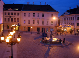 Rathausplatz bei Nacht (Foto: Eichner-Ramm)