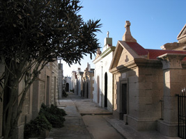 Der Friedhof Marin mit seinen stattlichen Grabhäusern gleicht einer Totenstadt (Foto: Eichner-Ramm)