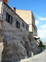Die Häuser in der Zitadelle sind auf Fels gebaut (Foto: Eichner-Ramm)