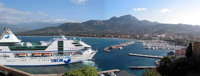 Hafenpanorama von Calvi mit Kreuzfahrtschiff und Kastell (Foto: Eichner-Ramm)