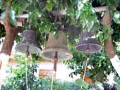 Glocken im Hof des Klosters Aya Triada (Aretiou)