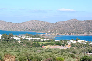 Der Olous-Damm verbindet das Festland Kretas mit der Halbinsel Spinalonga