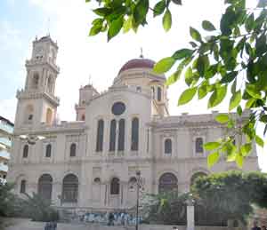 Stattlicher Bau: Die Minas-Kathedrale am Ekaterini-Platz ist Kretas größte Kirche