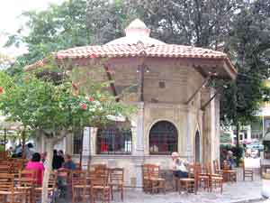 Das türkische Philantropic-Brunnenhaus ist heute ein Kafenion