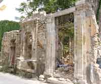 Verfall: Historische Ruine inmitten der Betonwüste Heraklions
