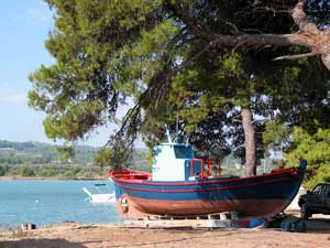 Fischerboot am Naturhafen von Paliouri