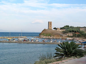 Blick über den Hafen von Nea Fokea zum Turm des Agios Pavlos