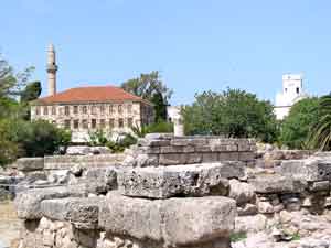 Ausgrabungsgelände mitten in der Stadt: das Antike Agora