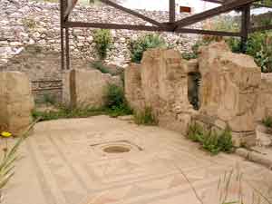 Mosaiken und Reste von Wandmalereien im Bereich des Xystron
