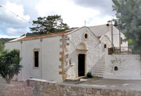 Kirche inmitten von Feldern in Agia Pelagia