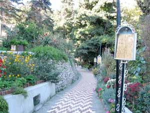 Kreuzweg im Garten des Klosters Savathianon