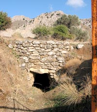 Eingang zum minoischen Kuppelgrab von Apodoulou