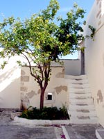Treppe zur Außenmauer des Klosters Odigitrias