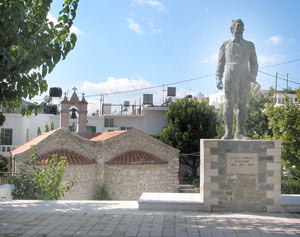 Partisanendenkmal und Agios-Ioannis-Kirche im Oberdorf von Anogia
