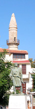 Kostas Giampoudakis: Denkmal am Martiron-Platz. Im Hintergrund das Minarett der Valides-Moschee