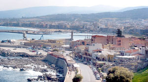 Blick von der Fortezza über die Altstadt und den Hafen