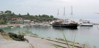 Ausflugsboote im Hafen von Panaghia