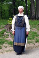Mitarbeiterin des Turaida-Museumskomplexes in Tracht (Foto: Eichner-Ramm)