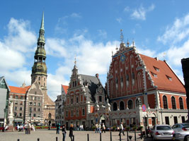 Rigas Altstadt mit dem Schwarzhäupterhaus (Foto: Eichner-Ramm)