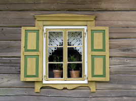 Fenster eines Holzhauses im Freilichtmuseum von Rumiškes (Foto: Eichner-Ramm)