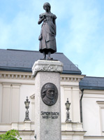 Simon-Dach-Denkmal mit dem Ännchen von Tharau vor dem Theater (Foto: Eichner-Ramm)