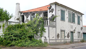 Spuren des letzten Erdbebens: Haus in Castelo Branco (Foto: Eichner-Ramm)