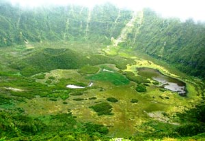 Gut zwei Kilometer Durchmesser und etwa 400 Meter tief: die Caldeira Faials (Foto: ATA / Associação de Turismo dos Açores)