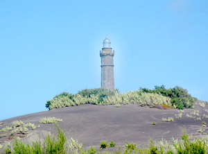 Von Lava-Asche umgeben: Leuchtturm an der Ponta Capelinhos (Foto: Eichner-Ramm)