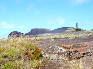 Versunken: Häuser beim Vulkan Capelinhos